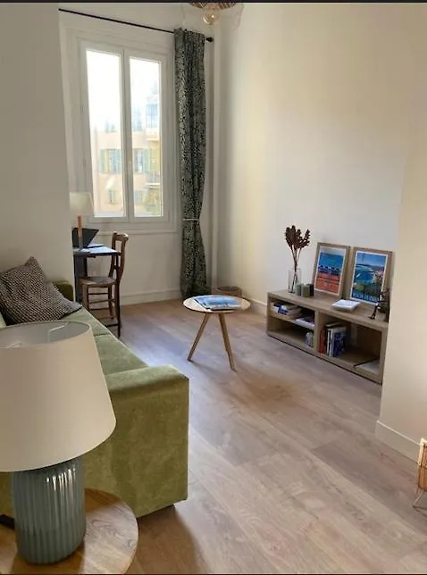 Studio Nice Le Palais, Avec Cuisine Et Espace Repas Separes, Dans Immeuble Nicois, Port De Nice, Vieux Nice, Place Du Pin Et Garibaldi, Colline Du Chateau, A 2 Minutes De La Promenade Des Anglais 0*,  France