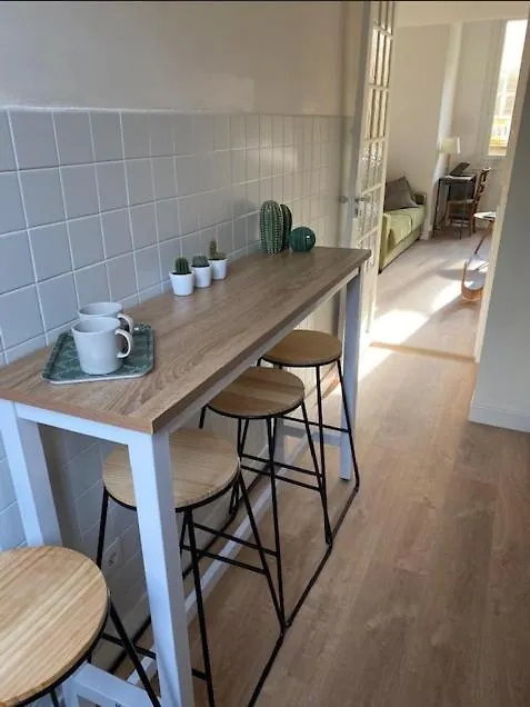 Apartment Studio Nice Le Palais, Avec Cuisine Et Espace Repas Separes, Dans Immeuble Nicois, Port De Nice, Vieux Nice, Place Du Pin Et Garibaldi, Colline Du Chateau, A 2 Minutes De La Promenade Des Anglais France